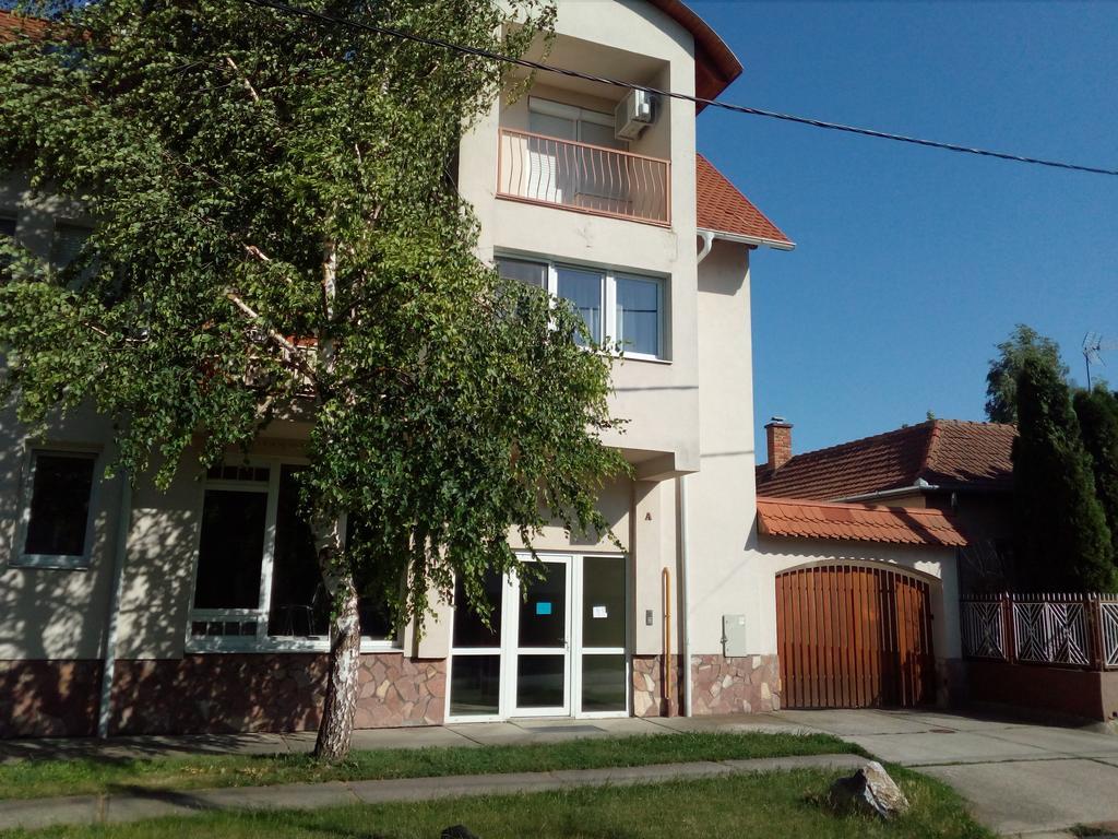 Gobe Apartman Гайдусобосло Екстер'єр фото